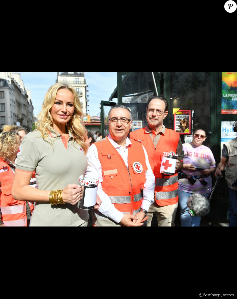 Adriana Karembeu (ambassadrice de la Croix Rouge), Marc Lévy (ambassadeur de la Croix Rouge) et Philippe Da Costa ( Président de la Croix Rouge) lors du lancement de la semaine de la grande quête nationale de la Croix-Rouge sur la place de la Bastille à Paris, France, le 14 mai 2022. © Veeren/Bestimage