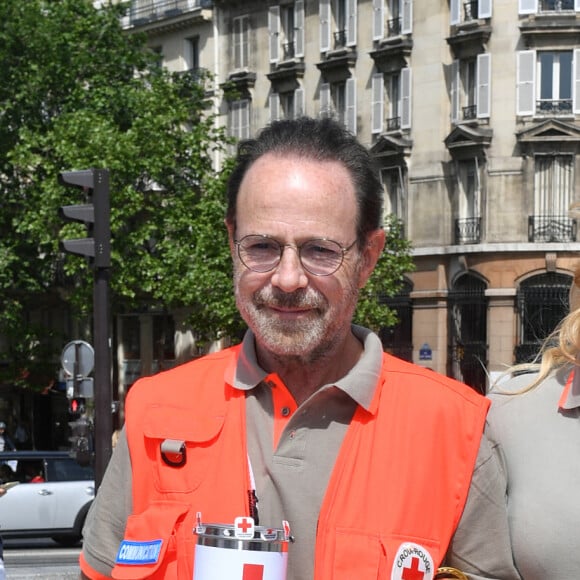 Adriana Karembeu (ambassadrice de la Croix Rouge) et Marc Lévy (ambassadeur de la Croix Rouge) lors du lancement de la semaine de la grande quête nationale de la Croix-Rouge sur la place de la Bastille à Paris, France, le 14 mai 2022. © Veeren/Bestimage 