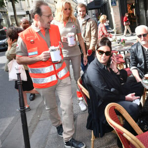Adriana Karembeu (ambassadrice de la Croix Rouge) et Marc Lévy (ambassadeur de la Croix Rouge) lors du lancement de la semaine de la grande quête nationale de la Croix-Rouge sur la place de la Bastille à Paris, France, le 14 mai 2022. © Veeren/Bestimage 
