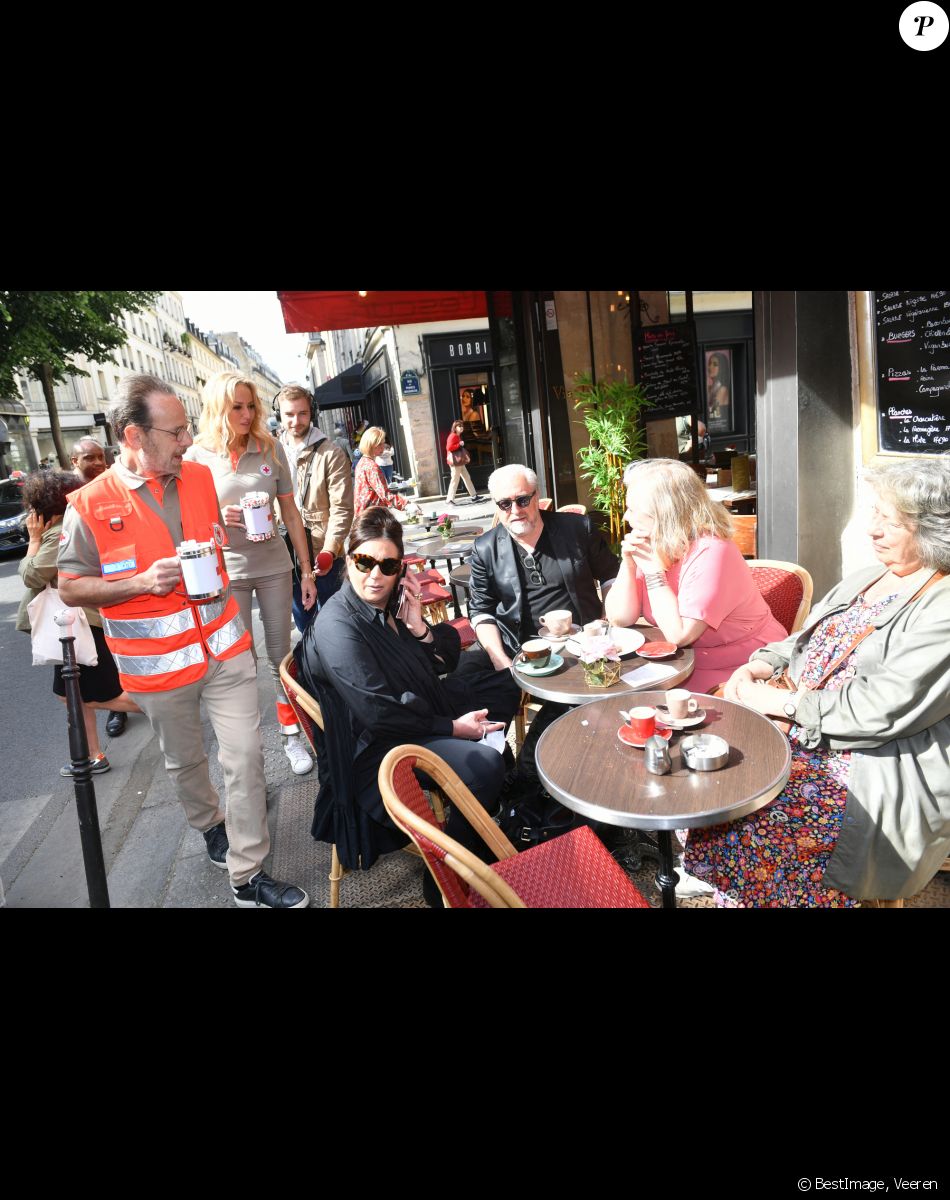 Adriana Karembeu (ambassadrice de la Croix Rouge) et Marc Lévy (ambassadeur de la Croix Rouge) lors du lancement de la semaine de la grande quête nationale de la Croix-Rouge sur la place de la Bastille à Paris, France, le 14 mai 2022. © Veeren/Bestimage