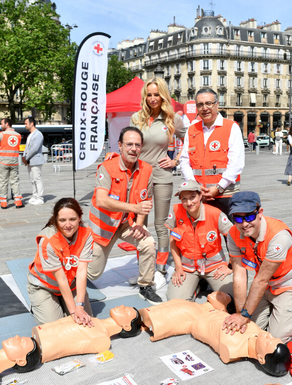 Adriana Karembeu (ambassadrice de la Croix Rouge), Marc Lévy (ambassadeur de la Croix Rouge) et Philippe Da Costa ( Président de la Croix Rouge) lors du lancement de la semaine de la grande quête nationale de la Croix-Rouge sur la place de la Bastille à Paris, France, le 14 mai 2022. © Veeren/Bestimage 