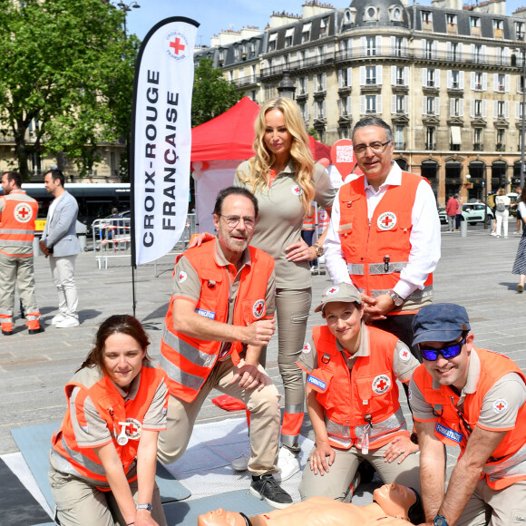 Adriana Karembeu (ambassadrice de la Croix Rouge), Marc Lévy (ambassadeur de la Croix Rouge) et Philippe Da Costa ( Président de la Croix Rouge) lors du lancement de la semaine de la grande quête nationale de la Croix-Rouge sur la place de la Bastille à Paris, France, le 14 mai 2022. © Veeren/Bestimage 