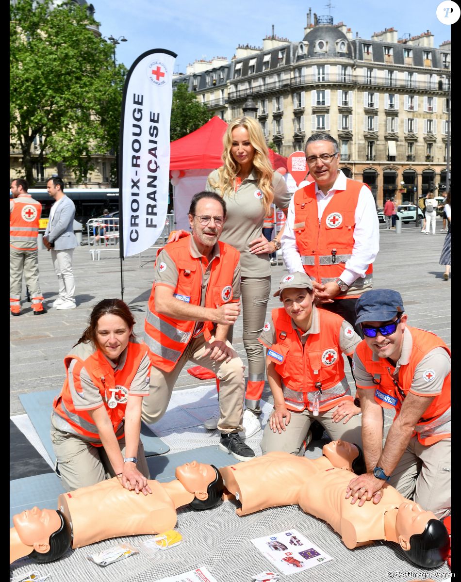 Adriana Karembeu (ambassadrice de la Croix Rouge), Marc Lévy (ambassadeur de la Croix Rouge) et Philippe Da Costa ( Président de la Croix Rouge) lors du lancement de la semaine de la grande quête nationale de la Croix-Rouge sur la place de la Bastille à Paris, France, le 14 mai 2022. © Veeren/Bestimage