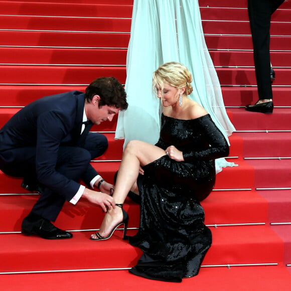 Niels Schneider, Virginie Efira (accident de lacets) - Montée des marches du film "Sibyl" lors du 72ème Festival International du Film de Cannes. Le 24 mai 2019 © Jacovides-Moreau / Bestimage 