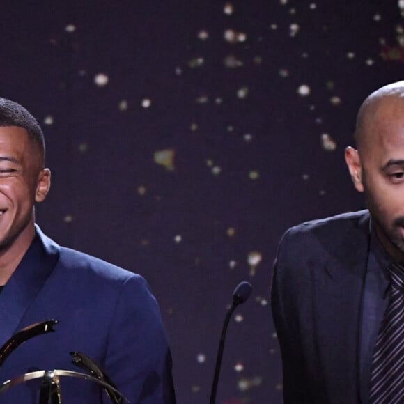 Thierry Henry - Kylian Mbappé (élu meilleur joueur de la saison) (psg) - Cérémonie des Trophées UNFP 2022 au Pavillon Gabriel à Paris le 15 mai 2022. © FEP/Panoramic/Bestimage