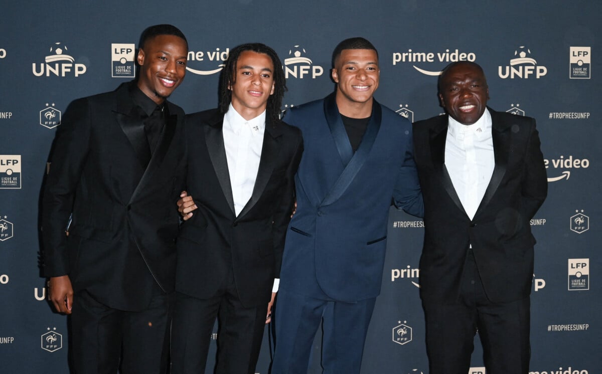 Photo Kylian Mbappé avec son frère Ethan Mbappe et son père Wilfrid Mbappé Photocall de la Photo Kylian Mbappé avec son frère Ethan Mbappe et son père Wilfrid Mbappé Photocall de la