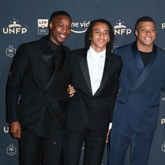 Kylian Mbappé avec son frère Ethan Mbappe et son père Wilfrid Mbappé - Photocall de la cérémonie des Trophées UNFP 2022 au Pavillon Gabriel à Paris le 15 mai 2022. © Coadic Guirec/Bestimage