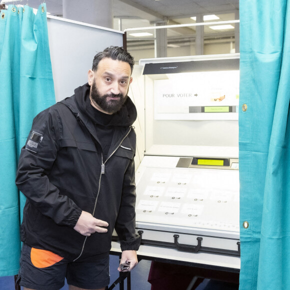 Exclusif - Cyril Hanouna vote pour le premier tour de l'élection présidentielle avec son fils à Paris avant de partir faire du padel le 10 avril 2022. © Jack Tribeca / Bestimage