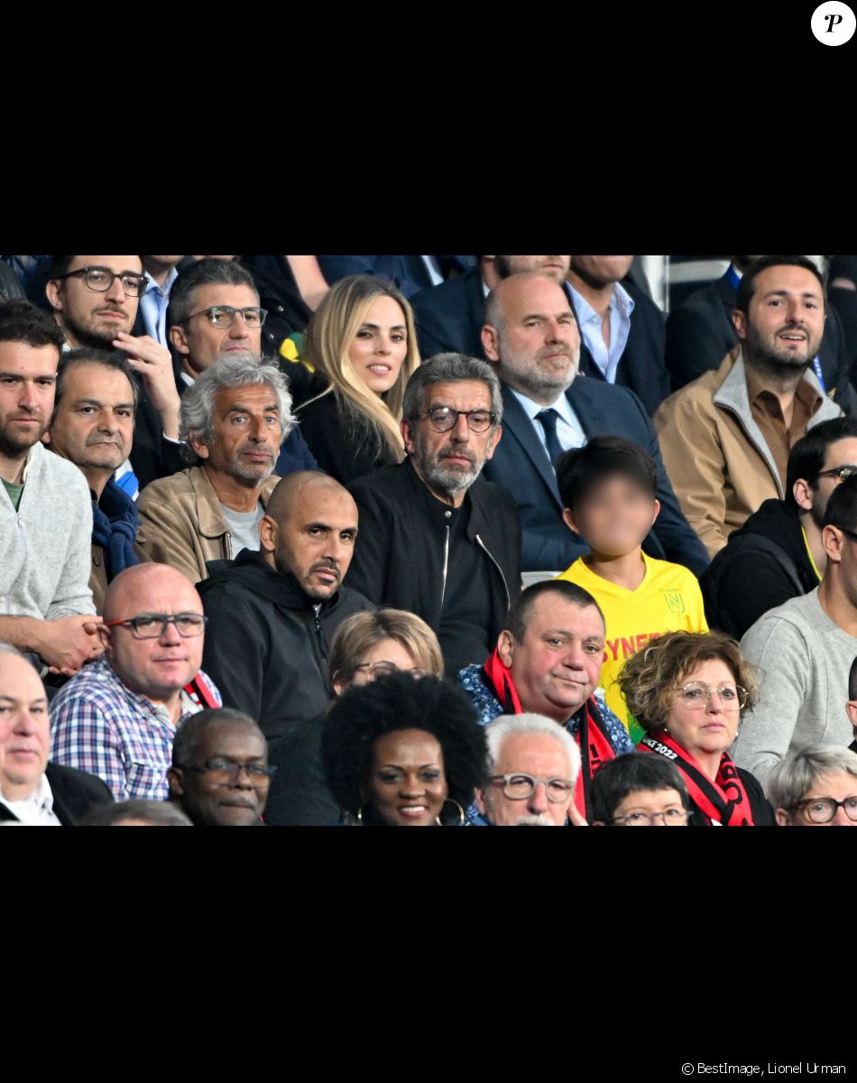 Michel Cymes et son plus jeune fils - People lors de la finale de la Coupe de France de football entre le FC Nantes et l'OGC Nice (1-0) au stade de France, Saint-Denis le 7 mai 2022. © Lionel Urman / Bestimage