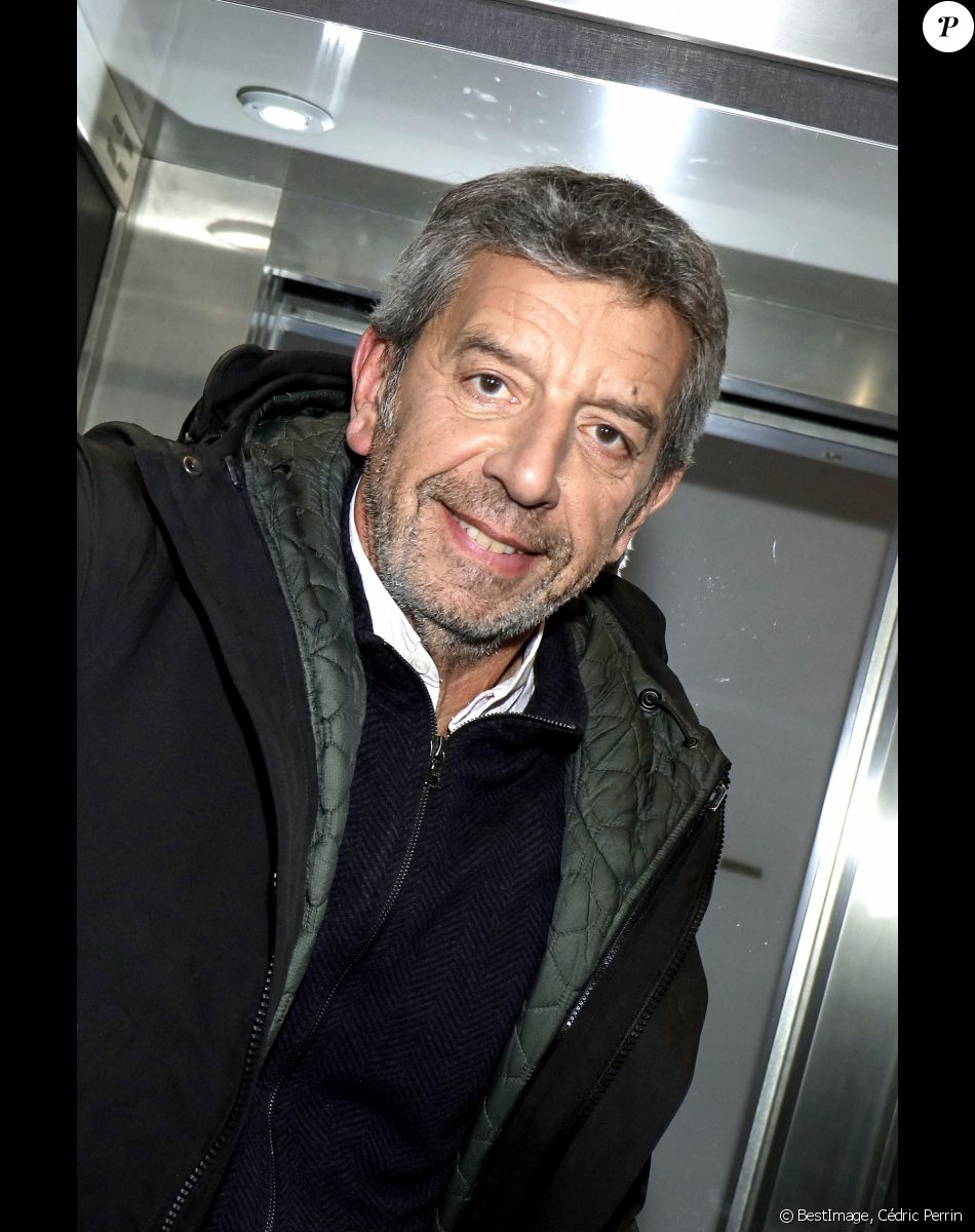 Portrait de Michel Cymes lors de l'enregistrement de l'émission "Chez Jordan" à Paris le 8 avril 2022. © Cédric Perrin / Bestimage
