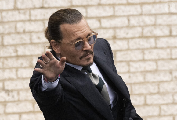 Johnny Depp et Amber Heard à la sortie du tribunal de Fairfax, le 26 avril 2022.