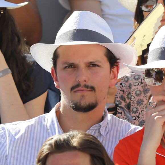 Laury Thilleman (Miss France 2011) et son compagnon le chef cuisinier Juan Arbelaez dans les tribunes lors des internationaux de tennis de Roland Garros à Paris, France, le 1er juin 2019. © Jacovides-Moreau/Bestimage
