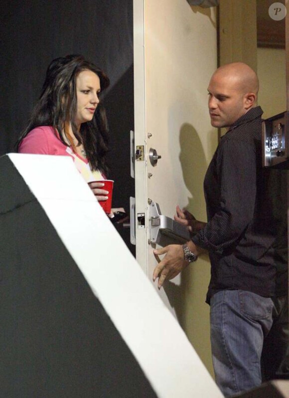 Britney Spears, vendredi 29 janvier, à la sortie d'un studio d'enregistrement à Miami. Elle travaille sur son 7e album studio... et reçoit la visite de son boyfriend, Jason Trawick.