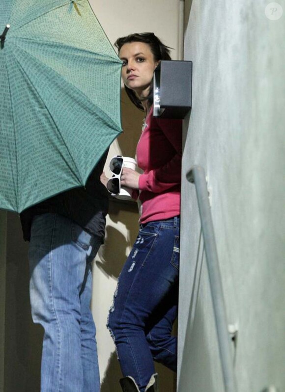 Britney Spears, vendredi 29 janvier, à la sortie d'un studio d'enregistrement à Miami. Elle travaille sur son 7e album studio... et reçoit la visite de son boyfriend, Jason Trawick.