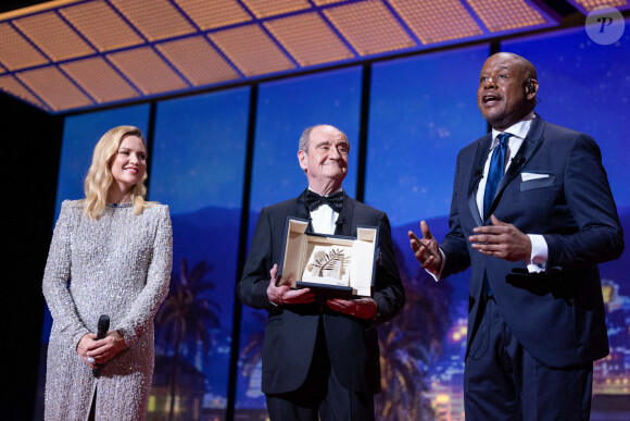 Virginie Efira (Maîtresse de cérémonie), Pierre Lescure, Forest Whitaker (Palme d'honneur) - Cérémonie d'ouverture du 75ème Festival International du Film de Cannes. Le 17 mai 2022 © Borde-Jacovides-Moreau / Bestimage 