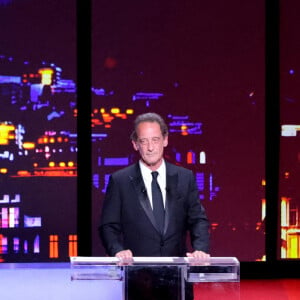 Virginie Efira (Maîtresse de cérémonie), Vincent Lindon (Président du jury) - Cérémonie d'ouverture du 75ème Festival International du Film de Cannes. Le 17 mai 2022 © Borde-Jacovides-Moreau / Bestimage