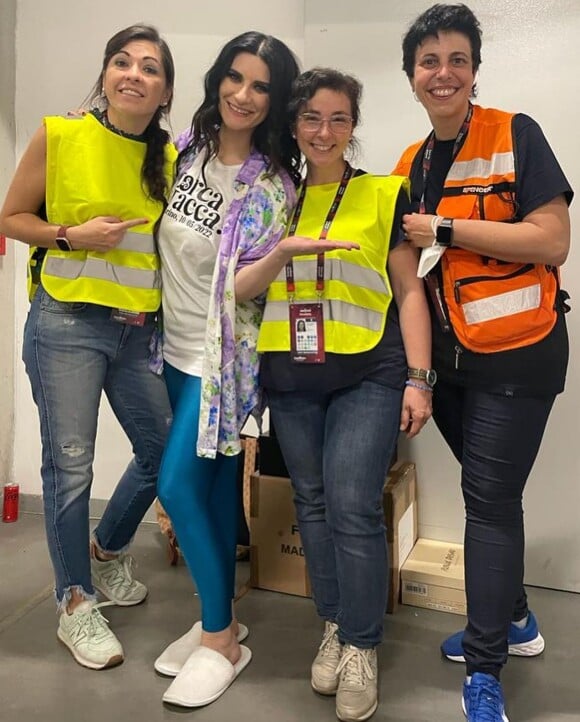 Laura Pausini pose avec le staff médical de l'Eurovision, sur Instagram, mai 2022