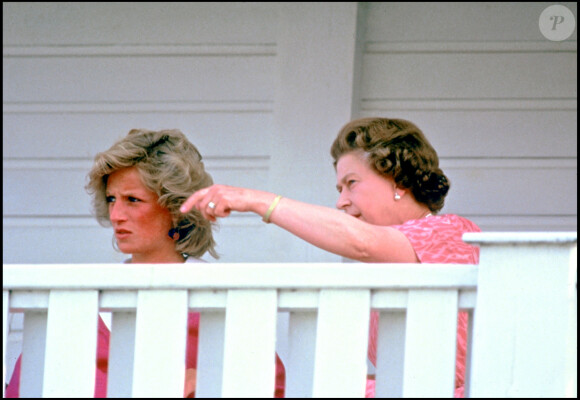 La princesse Diana et la reine Elizabeth II assistent à Windsor à un match de polo en juillet 1984