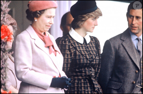 La reine Elizabeth II, la princesse Diana et le prince Charles en 1982