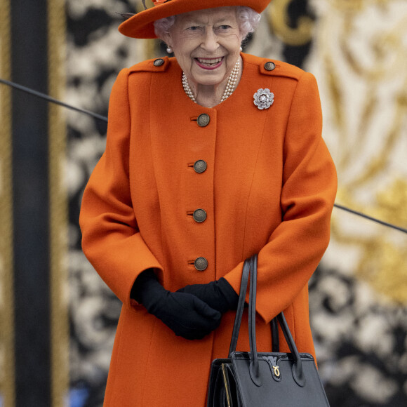 La reine Elisabeth II d'Angleterre au lancement du Queen's Baton, relais des Jeux du Commonwealth 2022, au palais de Buckingham à Londres, Royaume Uni, le 7, 2021. Le relais du bâton de la Reine de Birmingham 2022 visitera les 72 nations et territoires du Commonwealth pendant 294 jours et couvrira environ 90 000 milles. 