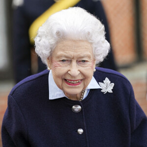 La reine Elisabeth II d'Angleterre rencontre des membres du Royal Regiment of Canadian Artillery au château de Windsor, le 6 octobre 2021. 