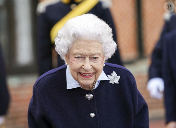 La reine Elisabeth II d'Angleterre rencontre des membres du Royal Regiment of Canadian Artillery au château de Windsor, le 6 octobre 2021. 