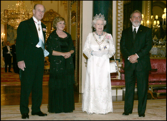 Le président Lula et sa femme Marisa avec la reine d'Angleterre Elizabeth II et le duc d'Edimbourg à Buckingham Palace à Londres en 2006