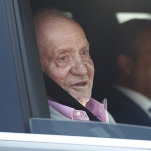 L'ancien roi Juan Carlos I opéré à coeur ouvert pour un triple pontage à 81 ans sort de l'hôpital à Madrid, le 31 août 2019