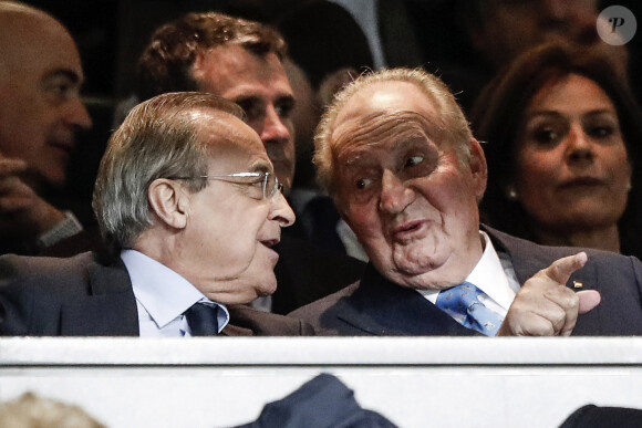 Le roi Juan Carlos Ier et Florentino Perez assistent au match de Champions League "Real Madrid vs Manchester City" au stade Santiago Bernabeu à Madrid, le 26 février 2020.