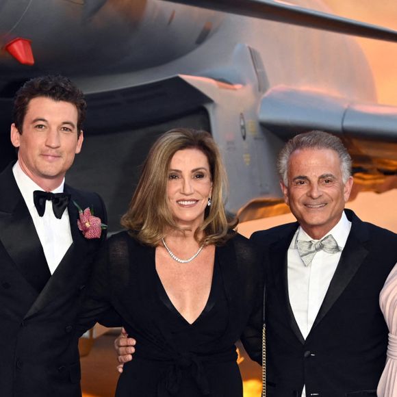 Miles Teller, sa femme Keleigh Sperry et guest - Projection du film "Top Gun: Maverick" au Leicester Square à Londres, Royaume Uni, le 19 mai 2022.