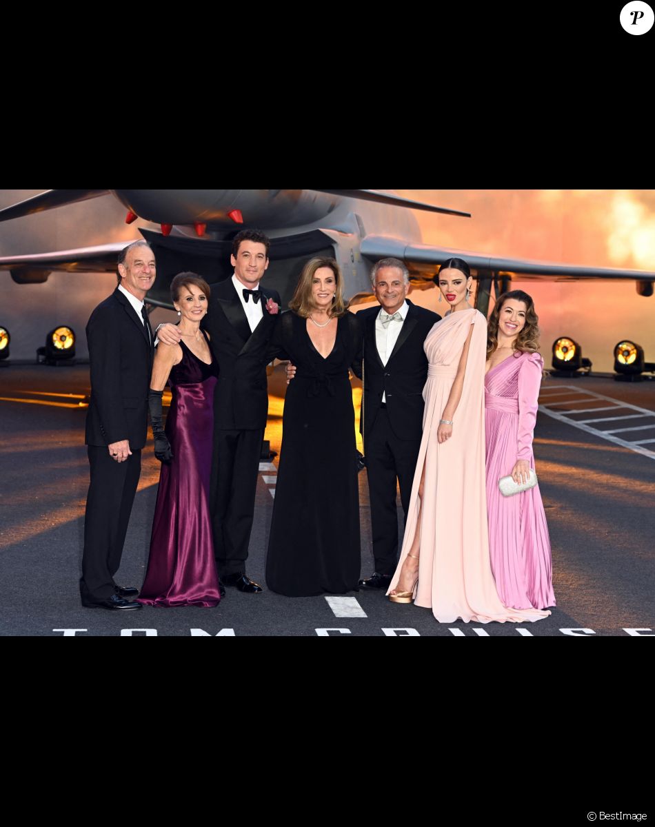 Miles Teller, sa femme Keleigh Sperry et guest - Projection du film "Top Gun: Maverick" au Leicester Square à Londres, Royaume Uni, le 19 mai 2022.