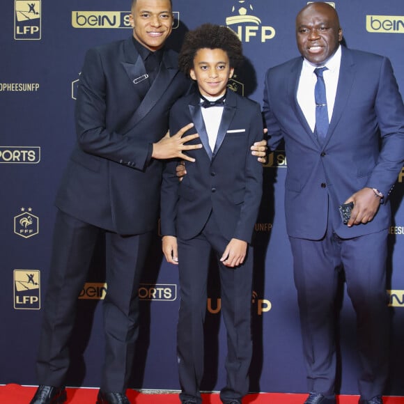 Kylian Mbappe avec son frère Ethan et son père Wilfried au photocall de la 28ème cérémonie des trophées UNFP (Union nationale des footballeurs professionnels) au Pavillon d'Armenonville à Paris, France, le 19 mai 2019.