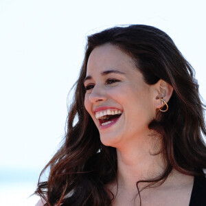 Lucie Lucas, Shy'm (Tamara Marthe) au photocall de la série "Cannes confidential" lors de la 5ème saison du festival International des Séries "Canneseries" à Cannes le 5 avril 2022. © Norbert Scanella / Panoramic / Bestimage 