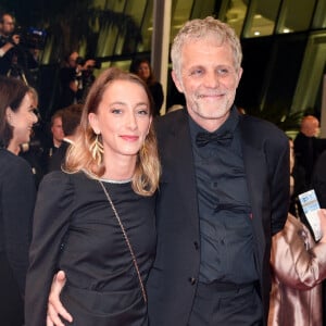 Stéphane Guillon et sa compagne Sophie Maréchal - Montée des marches du film " Frère et Soeur " lors du 75ème Festival International du Film de Cannes © Giancarlo Gorassini / Bestimage 