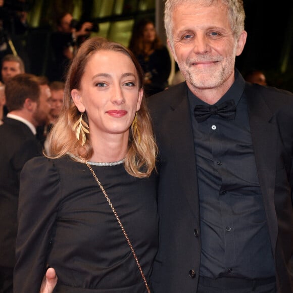 Stéphane Guillon et sa compagne Sophie Maréchal - Montée des marches du film " Frère et Soeur " lors du 75ème Festival International du Film de Cannes. Le 20 mai 2022 © Giancarlo Gorassini / Bestimage 