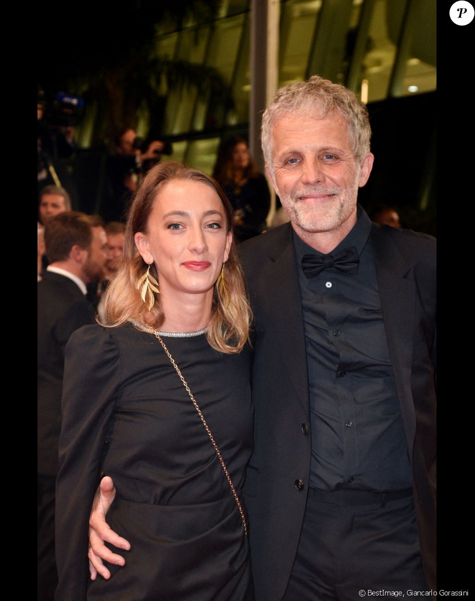 Stéphane Guillon et sa compagne Sophie Maréchal - Montée des marches du film " Frère et Soeur " lors du 75ème Festival International du Film de Cannes. Le 20 mai 2022 © Giancarlo Gorassini / Bestimage