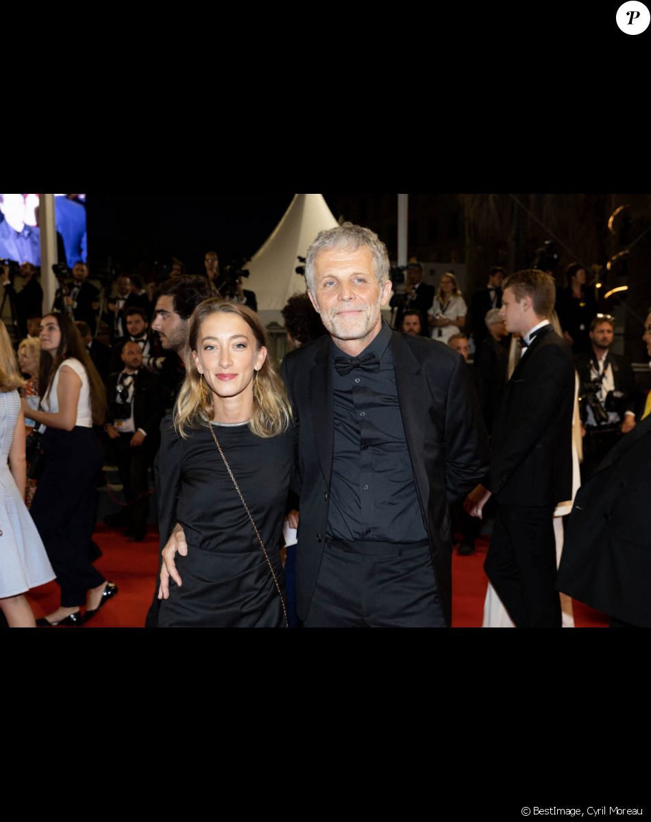 Stéphane Guillon et sa compagne Sophie Maréchal - Montée des marches du film " Frère et Soeur " lors du 75ème Festival International du Film de Cannes. Le 20 mai 2022 © Cyril Moreau / Bestimage