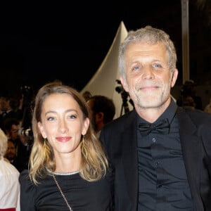 Stéphane Guillon et sa compagne Sophie Maréchal - Montée des marches du film " Frère et Soeur " lors du 75ème Festival International du Film de Cannes. Le 20 mai 2022 © Cyril Moreau / Bestimage 