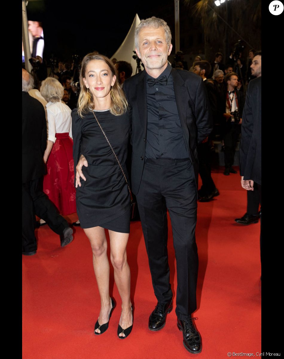 Stéphane Guillon et sa compagne Sophie Maréchal - Montée des marches du film " Frère et Soeur " lors du 75ème Festival International du Film de Cannes. Le 20 mai 2022 © Cyril Moreau / Bestimage