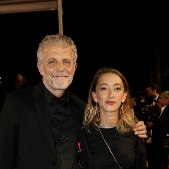 Stéphane Guillon et sa compagne Sophie Maréchal - Montée des marches du film " Frère et Soeur " lors du 75ème Festival International du Film de Cannes. Le 20 mai 2022 © Dominique Jacovides / Bestimage 