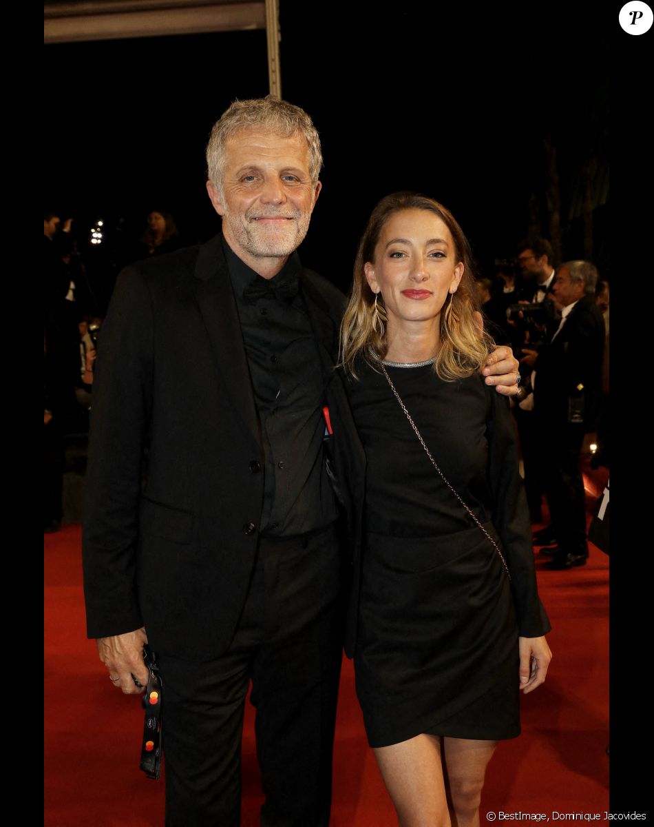 Stéphane Guillon et sa compagne Sophie Maréchal - Montée des marches du film " Frère et Soeur " lors du 75ème Festival International du Film de Cannes. Le 20 mai 2022 © Dominique Jacovides / Bestimage