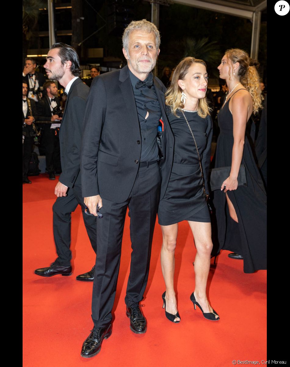 Stéphane Guillon et sa compagne Sophie Maréchal - Montée des marches du film " Frère et Soeur " lors du 75ème Festival International du Film de Cannes. Le 20 mai 2022 © Cyril Moreau / Bestimage