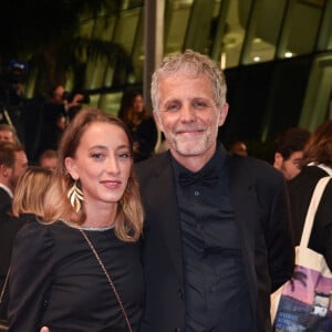 Stéphane Guillon et sa compagne Sophie Maréchal - Montée des marches du film " Frère et Soeur " lors du 75ème Festival International du Film de Cannes. Le 20 mai 2022 © Giancarlo Gorassini / Bestimage 