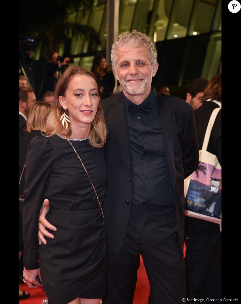 Stéphane Guillon et sa compagne Sophie Maréchal - Montée des marches du film " Frère et Soeur " lors du 75ème Festival International du Film de Cannes. Le 20 mai 2022 © Giancarlo Gorassini / Bestimage