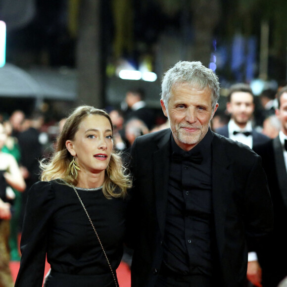 Stéphane Guillon et sa compagne Sophie Maréchal - Montée des marches du film " Frère et Soeur " lors du 75ème Festival International du Film de Cannes. Le 20 mai 2022 © Dominique Jacovides / Bestimage 