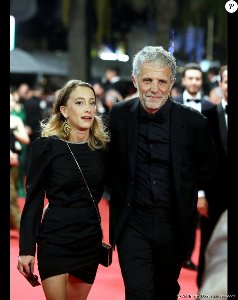 Stéphane Guillon et sa compagne Sophie Maréchal - Montée des marches du film " Frère et Soeur " lors du 75ème Festival International du Film de Cannes. Le 20 mai 2022 © Dominique Jacovides / Bestimage