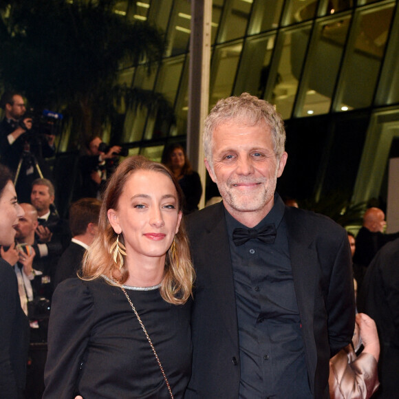 Stéphane Guillon et sa compagne Sophie Maréchal - Montée des marches du film " Frère et Soeur " lors du 75ème Festival International du Film de Cannes. Le 20 mai 2022 © Giancarlo Gorassini / Bestimage 