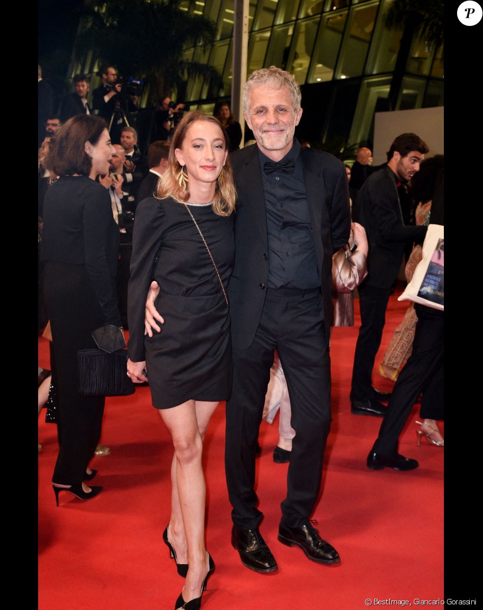 Stéphane Guillon et sa compagne Sophie Maréchal - Montée des marches du film " Frère et Soeur " lors du 75ème Festival International du Film de Cannes. Le 20 mai 2022 © Giancarlo Gorassini / Bestimage