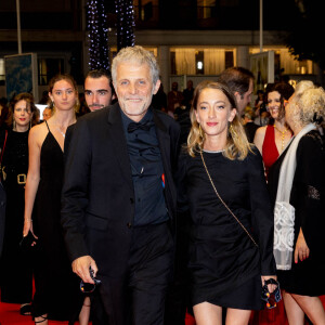 Stéphane Guillon et sa compagne Sophie Maréchal - Montée des marches du film " Frère et Soeur " lors du 75ème Festival International du Film de Cannes. Le 20 mai 2022 © Cyril Moreau / Bestimage 