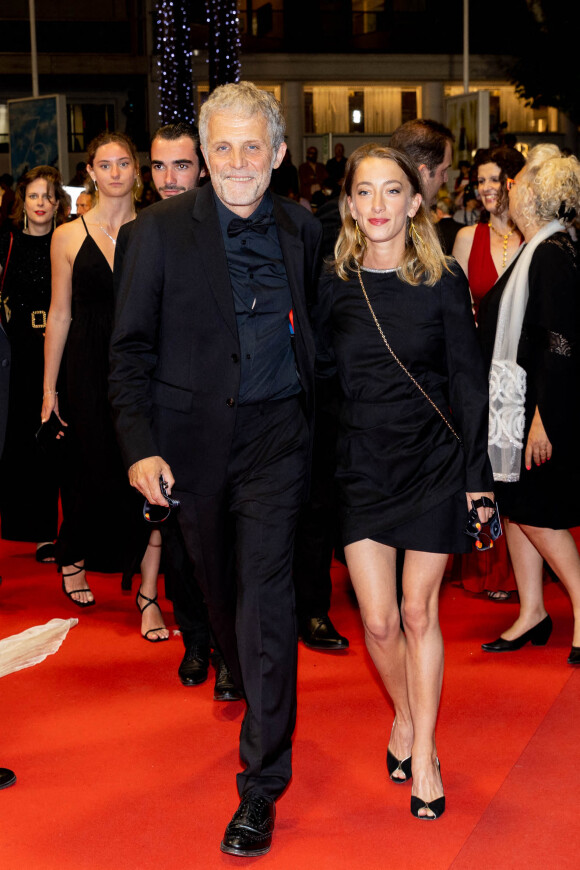 Stéphane Guillon et sa compagne Sophie Maréchal - Montée des marches du film " Frère et Soeur " lors du 75ème Festival International du Film de Cannes. Le 20 mai 2022 © Cyril Moreau / Bestimage 